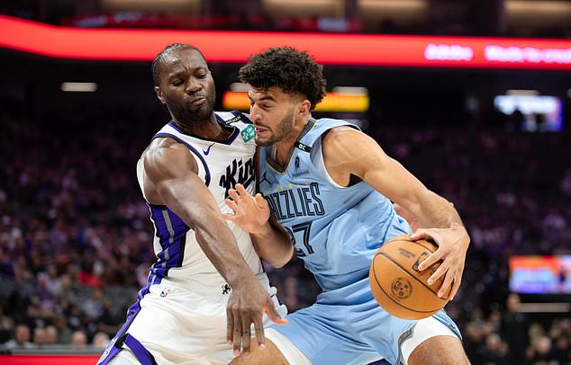 Sacramento Kings forward Precious Achiuwa, left, defends Memphis Grizzlies forward Cameron Boozer (27), right, during the first half of an NBA basketball game, Sunday, Oct. 25, 2026, in Sacramento, Calif. (AP Photo/Jose Luis Villegas)