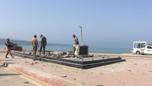 जिन्ना की मूर्ति को उड़ाया