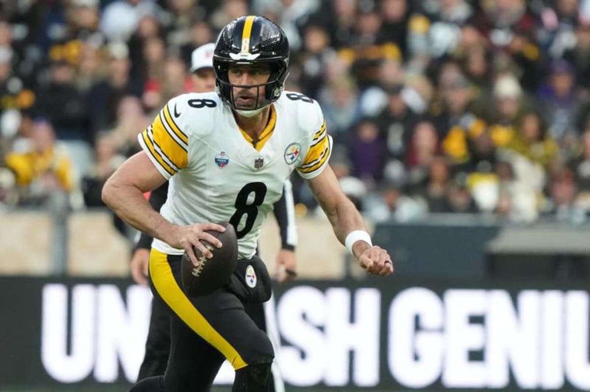 Oct 25, 2026; Paris, FRA; Pittsburgh Steelers quarterback Aaron Rodgers (8) looks to throw downfield New Orleans Saints during the third quarter at Stade de France Stadium. © Kirby Lee-Imagn Images