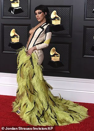 Check it out: But attention was also drawn to the skirt of Doja‘s gown, which boasted an explosion of lime green and black feathers that cascaded to the floor
