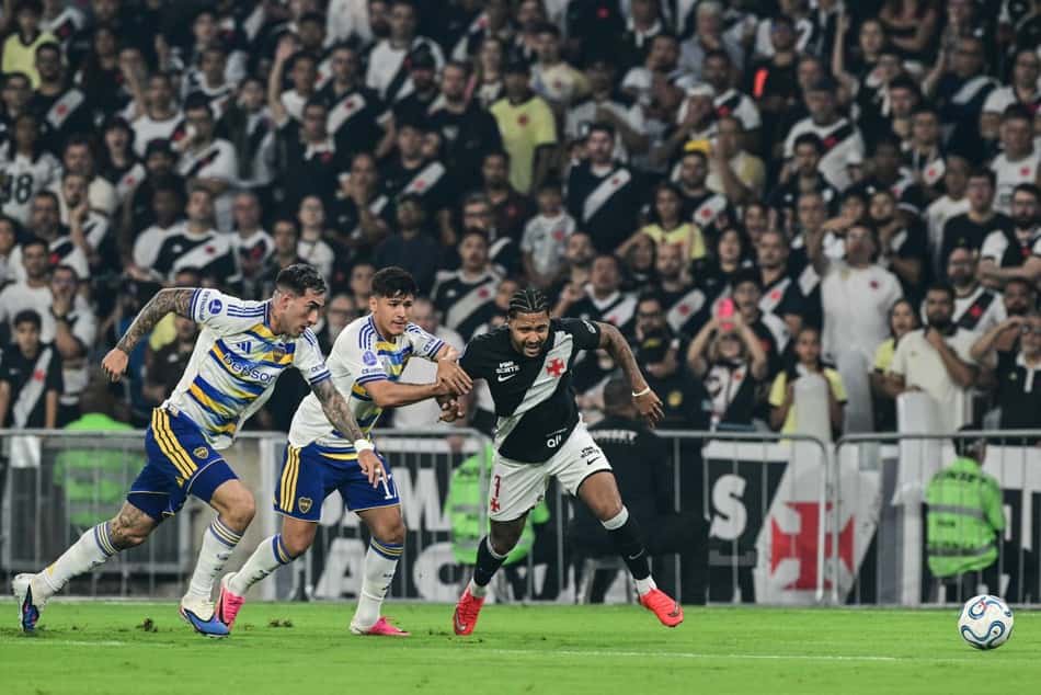 David disputa a bola com Di Lollo e Lozano na derrota do Vasco para o Boca