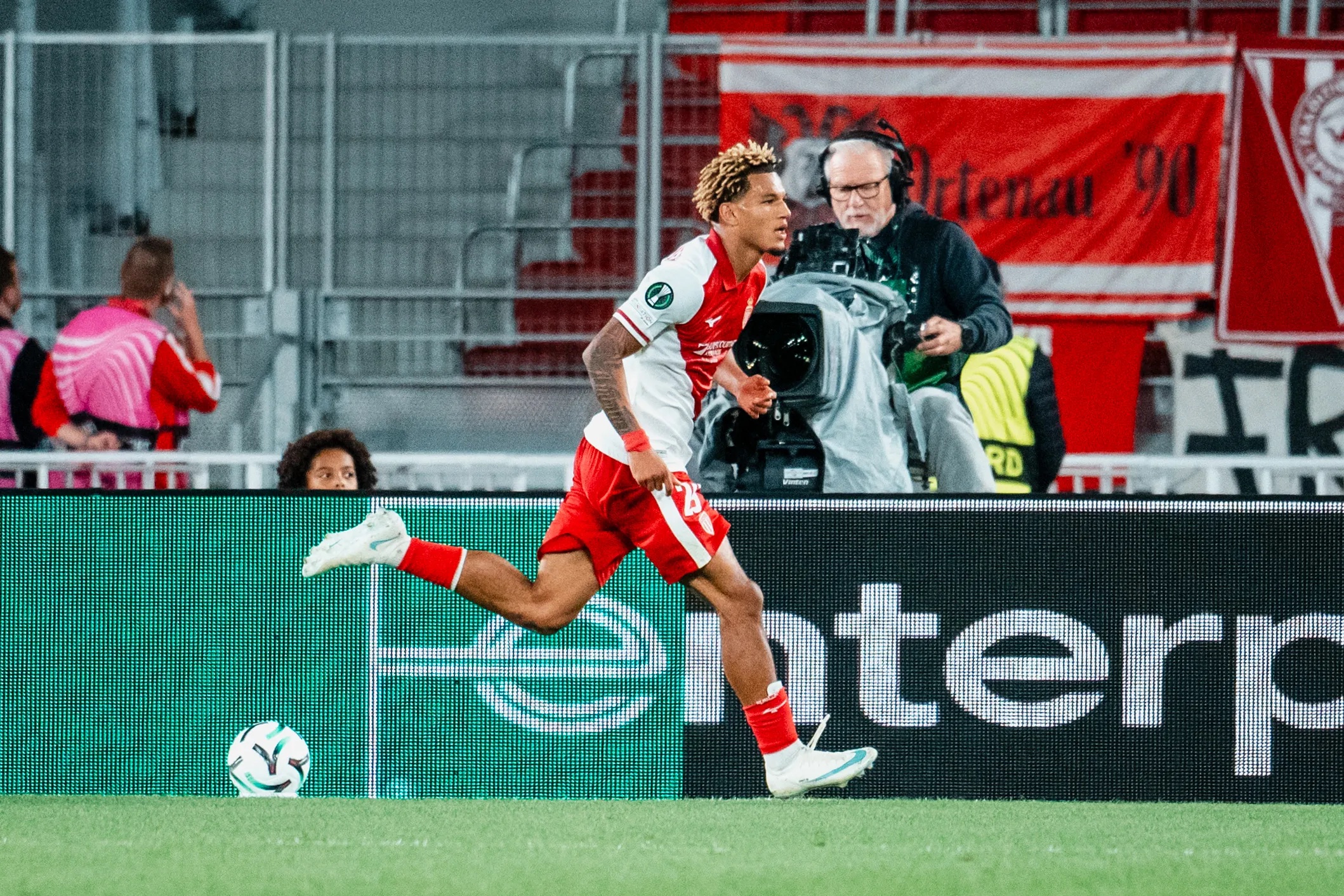 Com gols de destaques, Monaco bate Freiburg e mostra que tem condições de avançar bem na Conference League