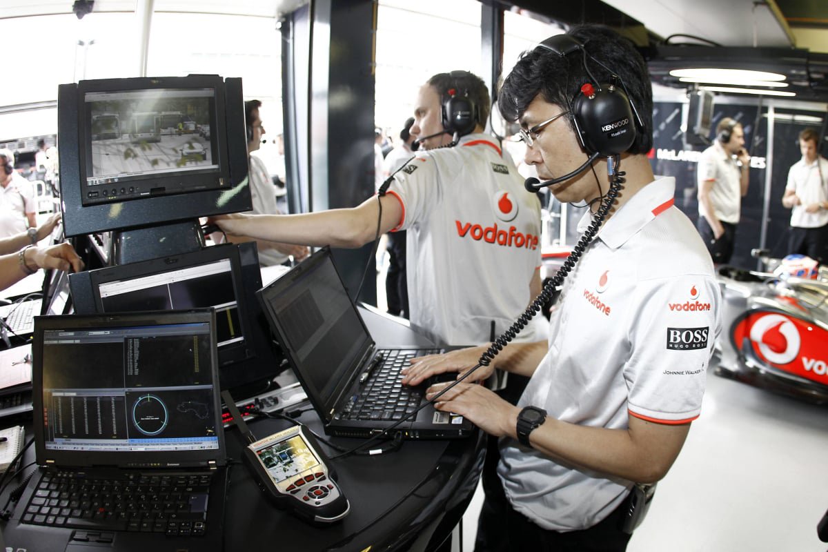 Hiroshi Imai types away in the McLaren garage — Photo: © IMAGO