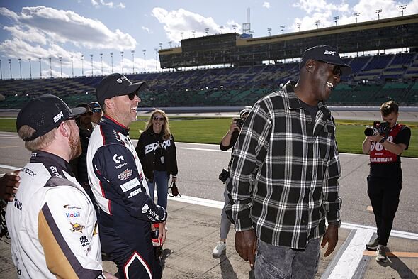 Michael Jordan watches the Enjoy Illinois 300
