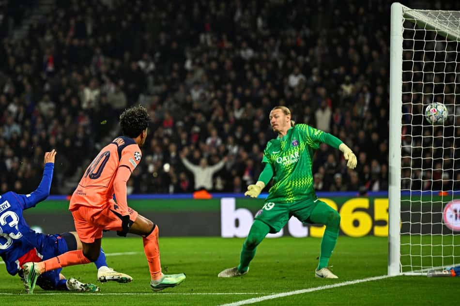 Lamine Yamal supera Safonov no duelo entre PSG e Barcelona, na Champions League