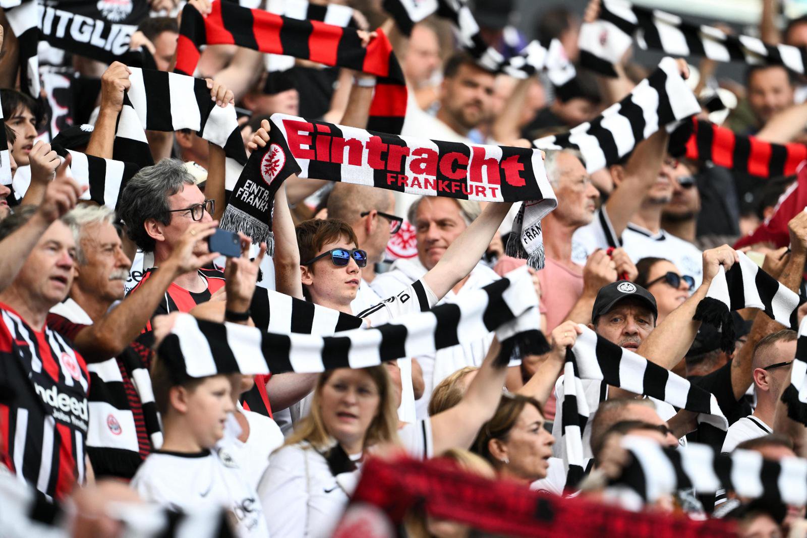 Die Fans der Eintracht wollen ihre Mannschaft nach vorn treiben