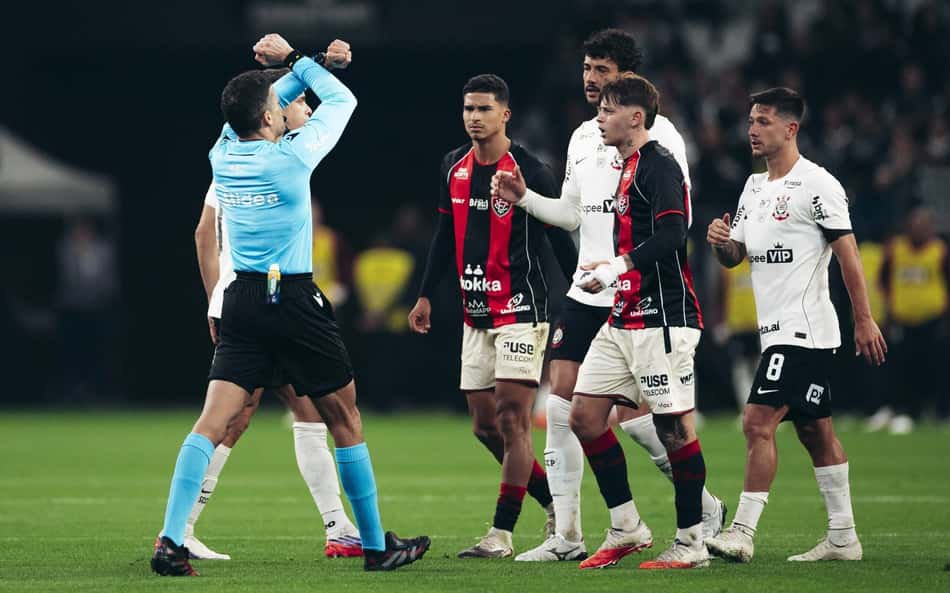 Confronto do Brasileirão é marcado por diversas discussões (Foto: Marco Galvão /Fotoarena/Folhapress)