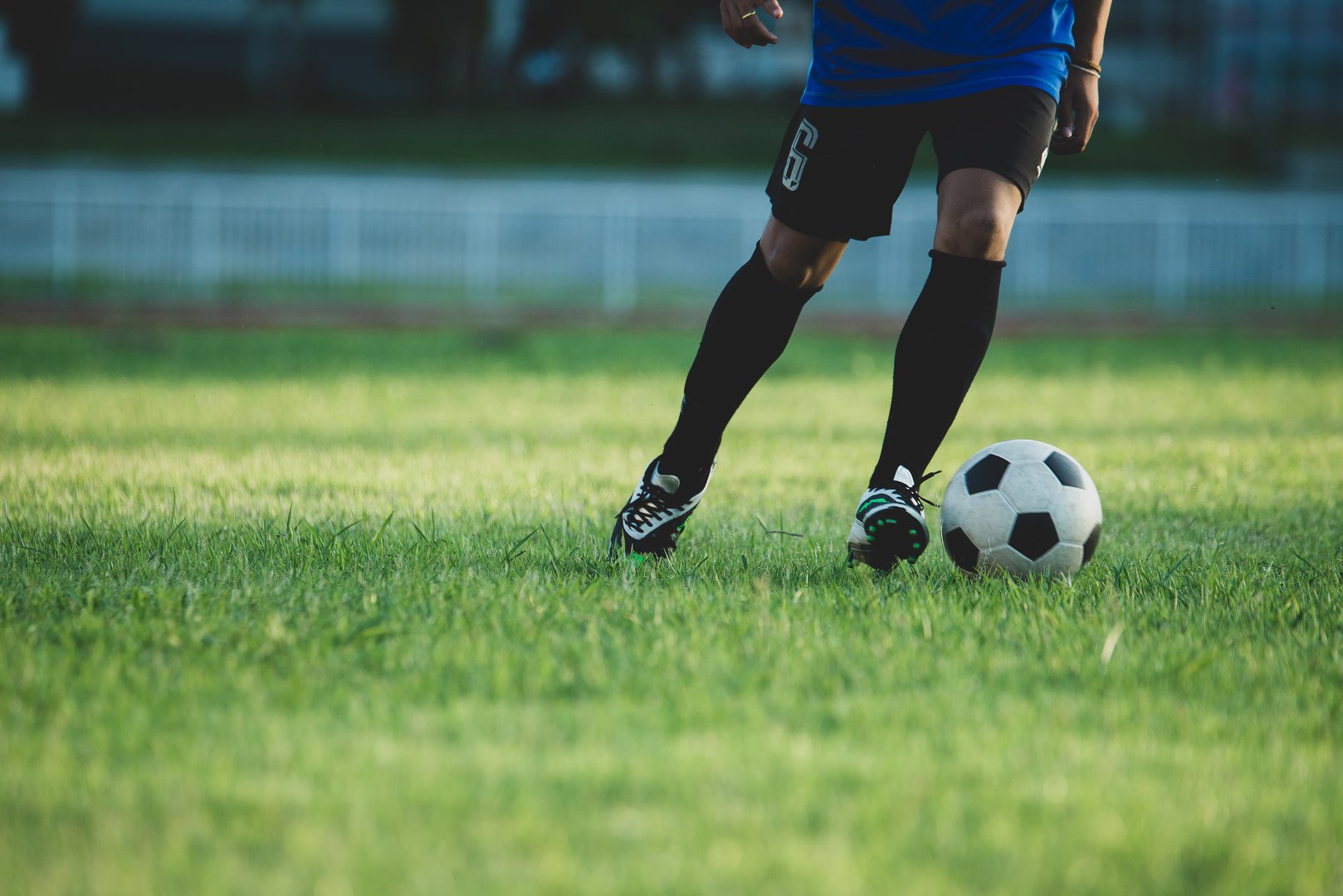 Spieler in Schwarz-Blau führt den Ball