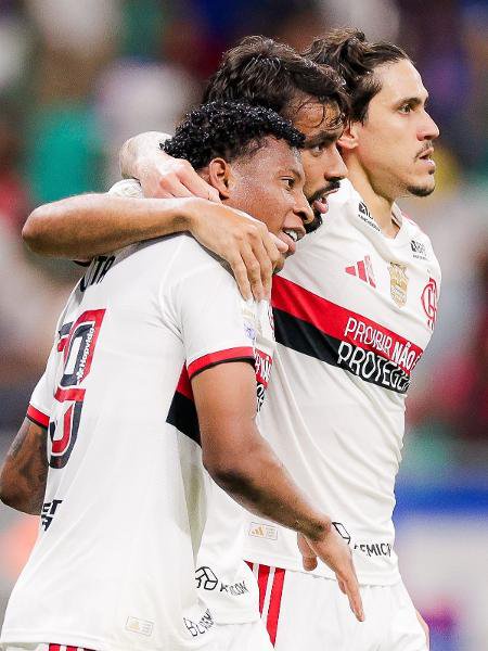 Pedro, Paquetá e Plata comemoram gol do Flamengo contra o Bahia, pelo Brasileirão