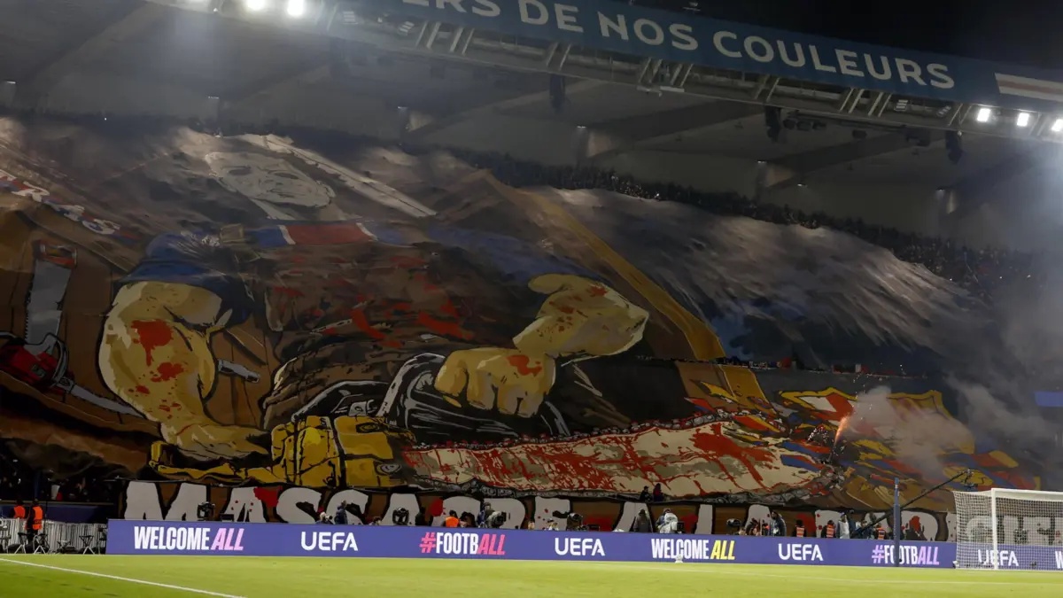 O tifo exibido pelos adeptos do PSG