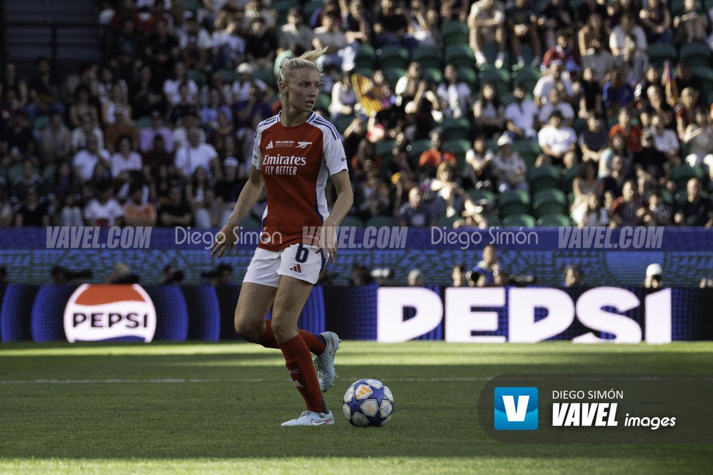 Leah Williamson in the UEFA Women's Champions League final against Barcelona in May 2025. (Photo by Diego Símon / VAVEL Images)