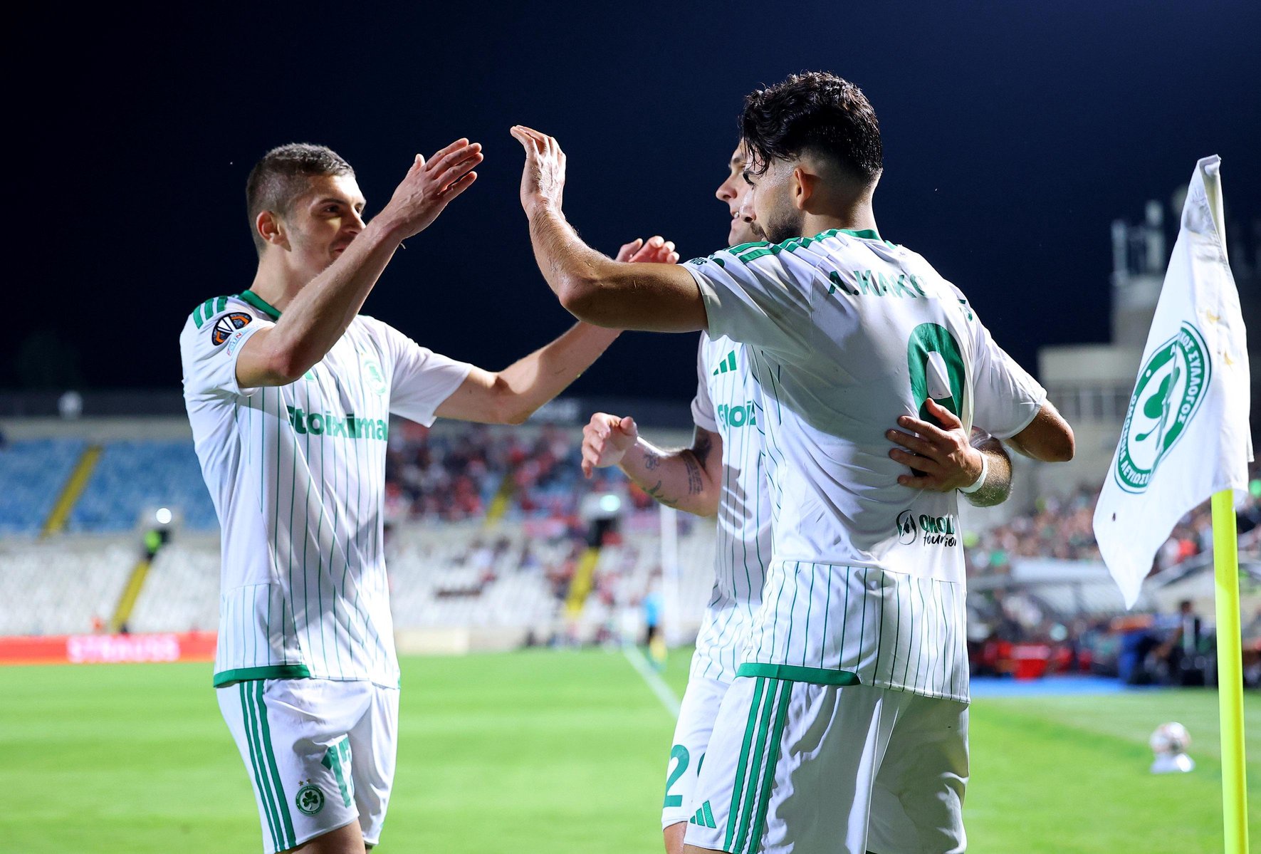 Jogadores do Omonia festejam golo do empate. Foto: EPA/KOSTAKIS SAVVIDES (Omonia-Benfica)