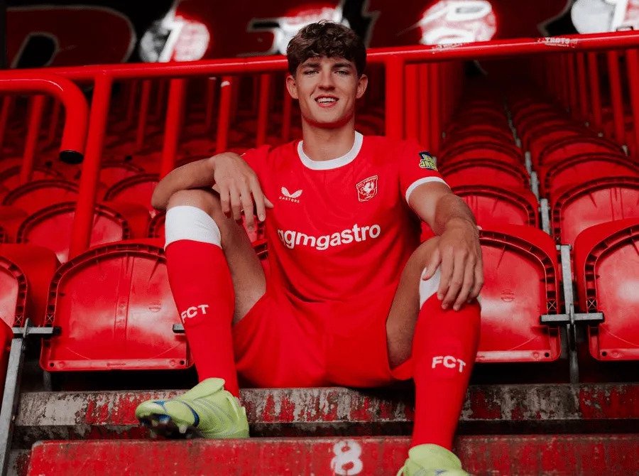 Barcelona risk losing teenage defensive target as Manchester United join transfer race