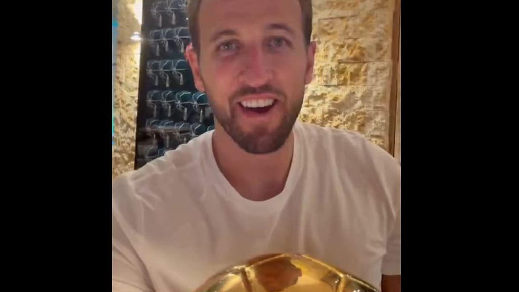 Harry Kane não larga a Bola de Ouro