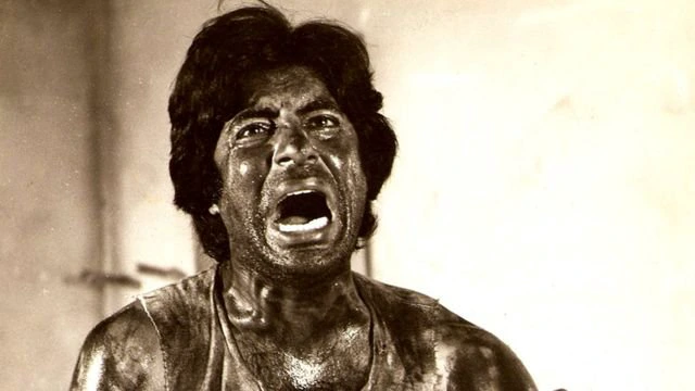 1979 में आई फ़िल्म काला पत्थर के प्रचार के लिए खिंचाई गई तस्वीर में अमिताभ बच्चन
