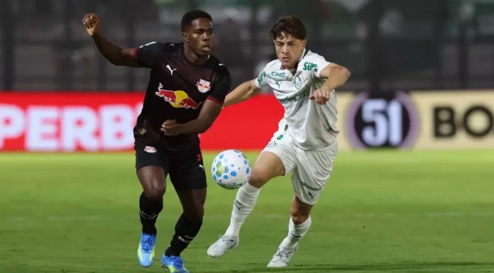 O jogador Agustín Giay, da SE Palmeiras, disputa bola com o jogador do Red Bull Bragantino, durante partida válida pela décima terceira rodada, do Campeonato Brasileiro, Série A, no Estádio Cicero de Souza Marques. (Foto: Cesar Greco/Palmeiras/by Canon)