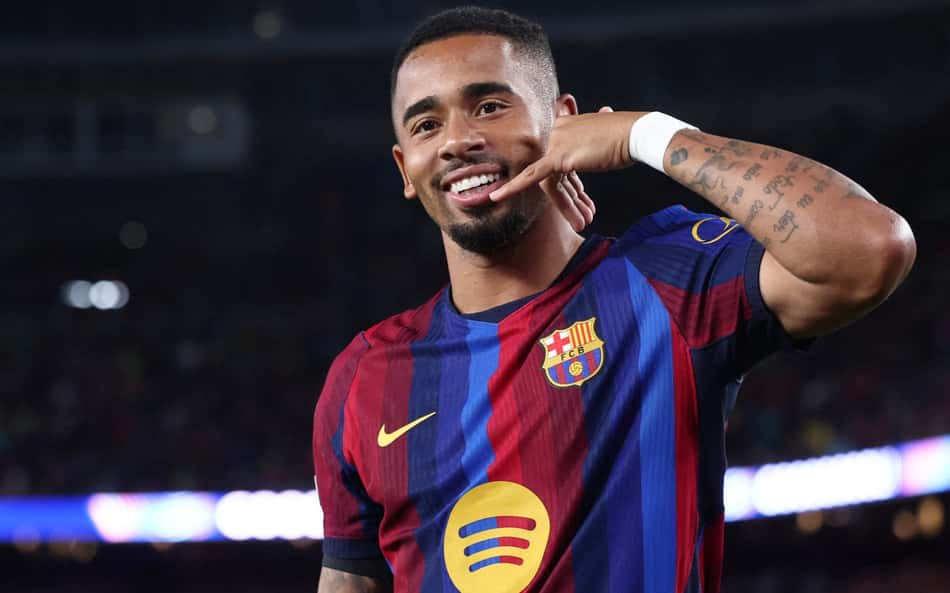 Gabriel Jesus celebra o primeiro gol com a camisa do Barcelona na Champions