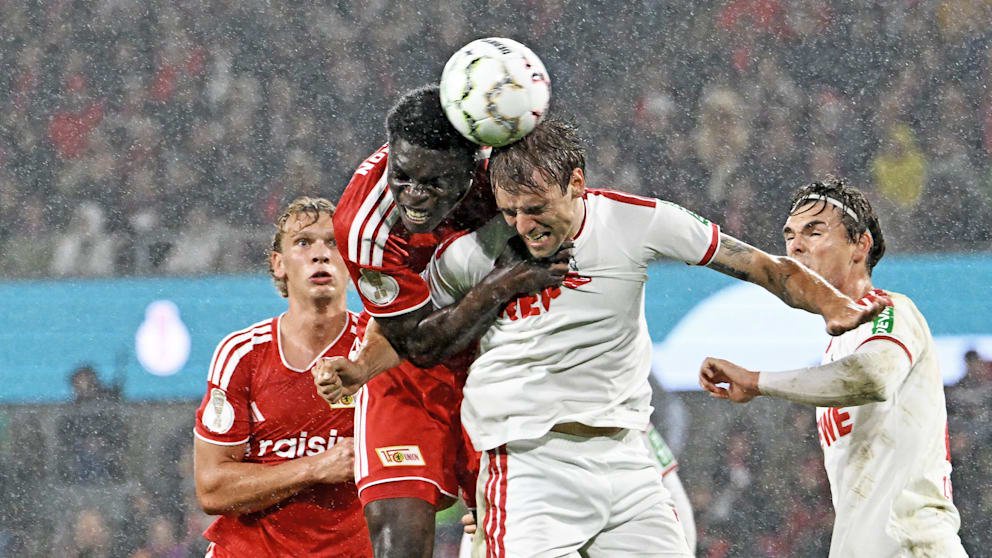 Mekhi Gray (l.) im Kopfballduell mit Borna Sosa