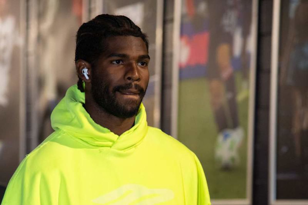 October 26, 2025 Foxborough, Massachusetts, USA Cleveland Browns quarterback Shedeur Sanders 12 arrives to the stadium before the game between the Cleveland Browns and the New England Patriots at Gillette Stadium, in Foxborough, Massachusetts. /CSM Foxborough United States of America – ZUMAc04_ 20251026_zma_c04_469 Copyright: xEricaxDenhoffx ©IMAGO/ZUMA Press Wire