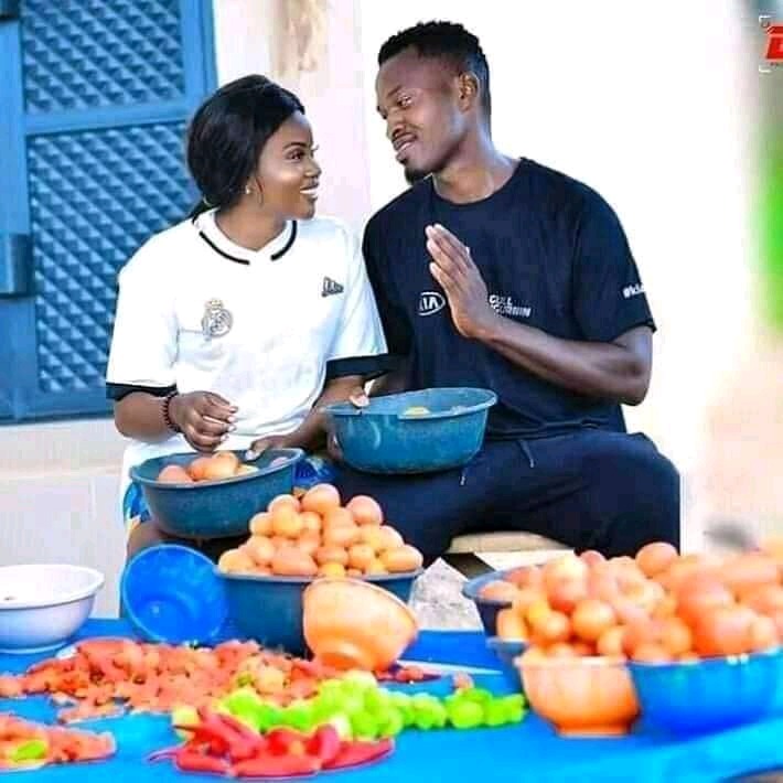 Pre-wedding Photos Of Tomatoes Seller And Wheelbarrow Man breaks The Internet