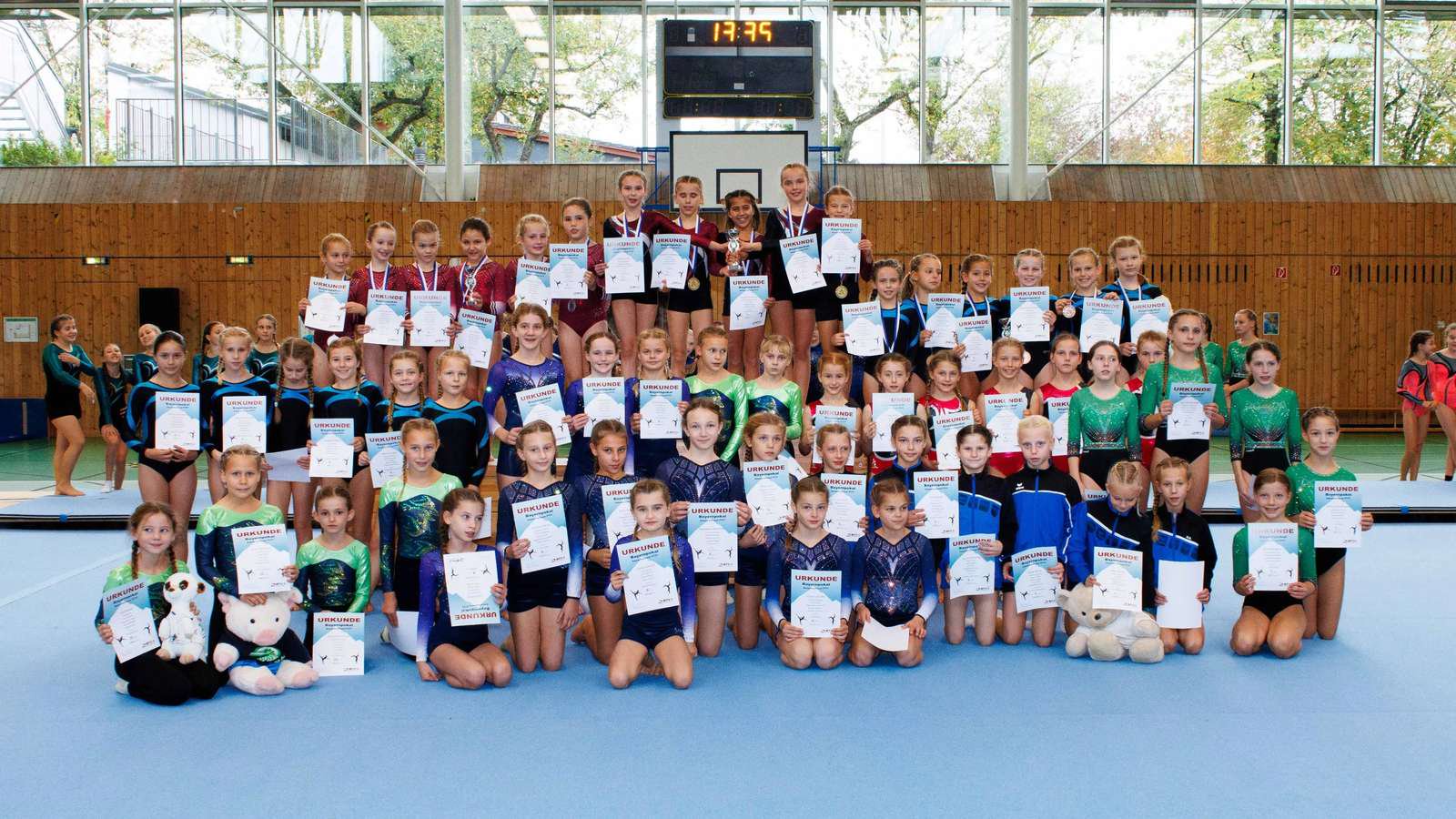 Urkundenreiches Teilnehmerfeld: Die D-Juniorinnen präsentierten stolz ihre Auszeichnung nach einem harten Wettkampf in der Jahnhalle.
