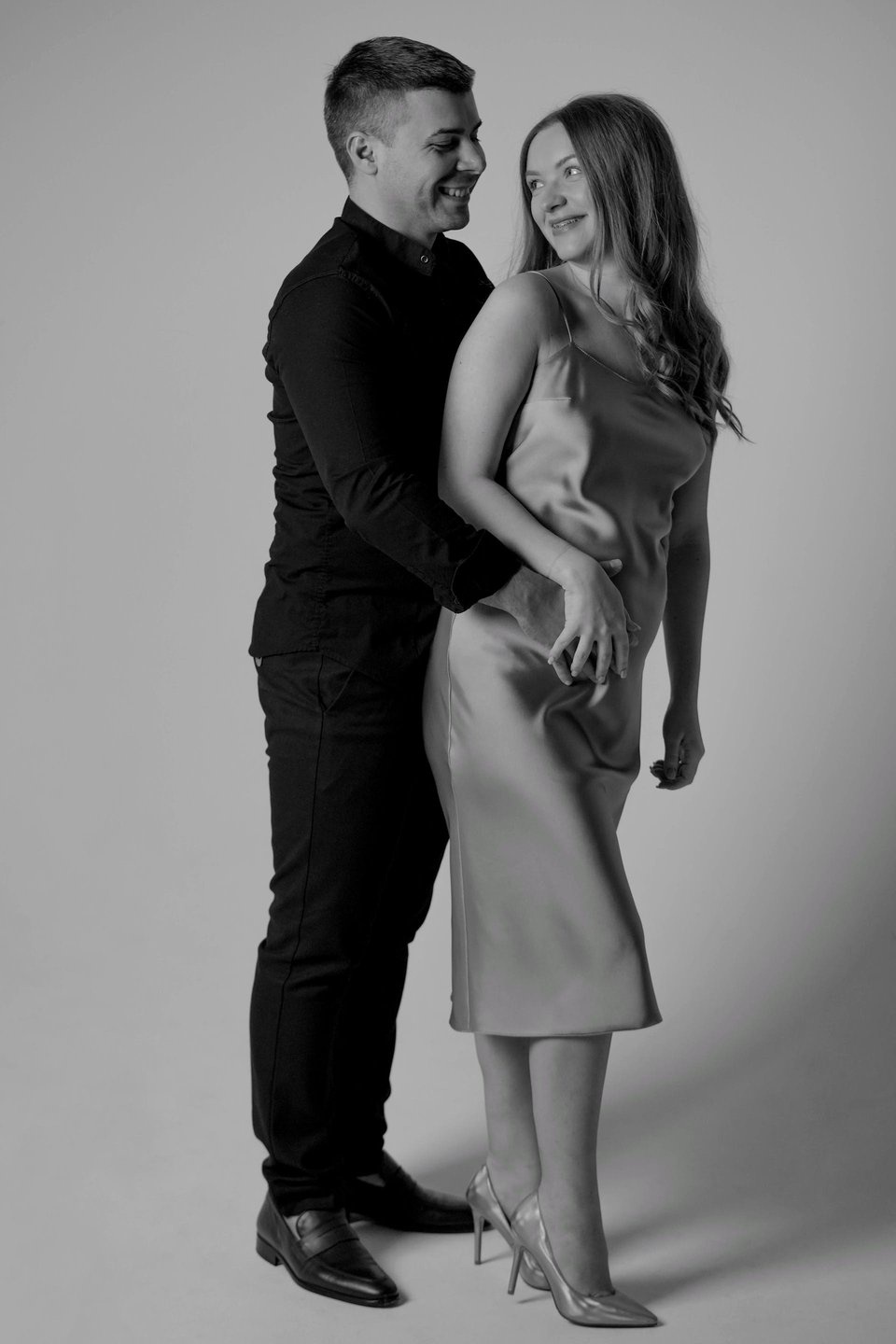 Black and white portrait of a happy couple | Source: Pexels