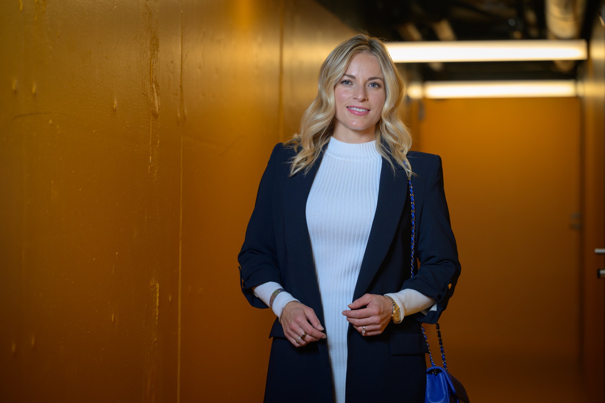 Lara Gut-Behrami, neue Markenbotschafterin von Avea, posiert im Joggeli Basel in dunkelblauem Blazer und weissem Pullover.