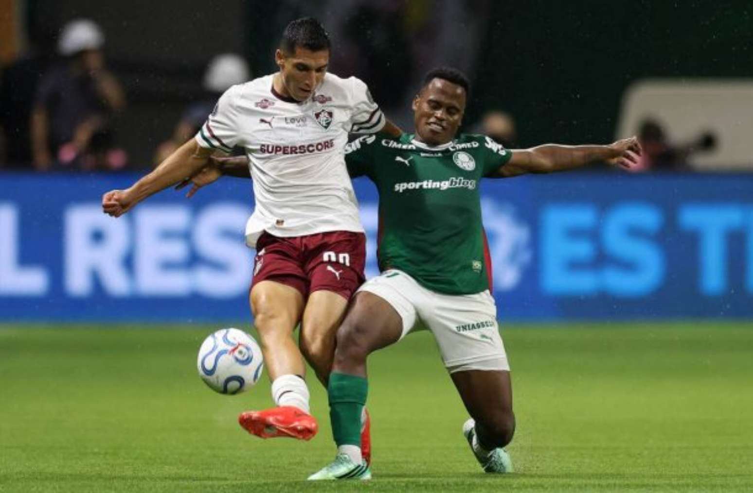 Arias em ação com a camisa do Palmeiras diante do Fluminense no Nubank Parque –