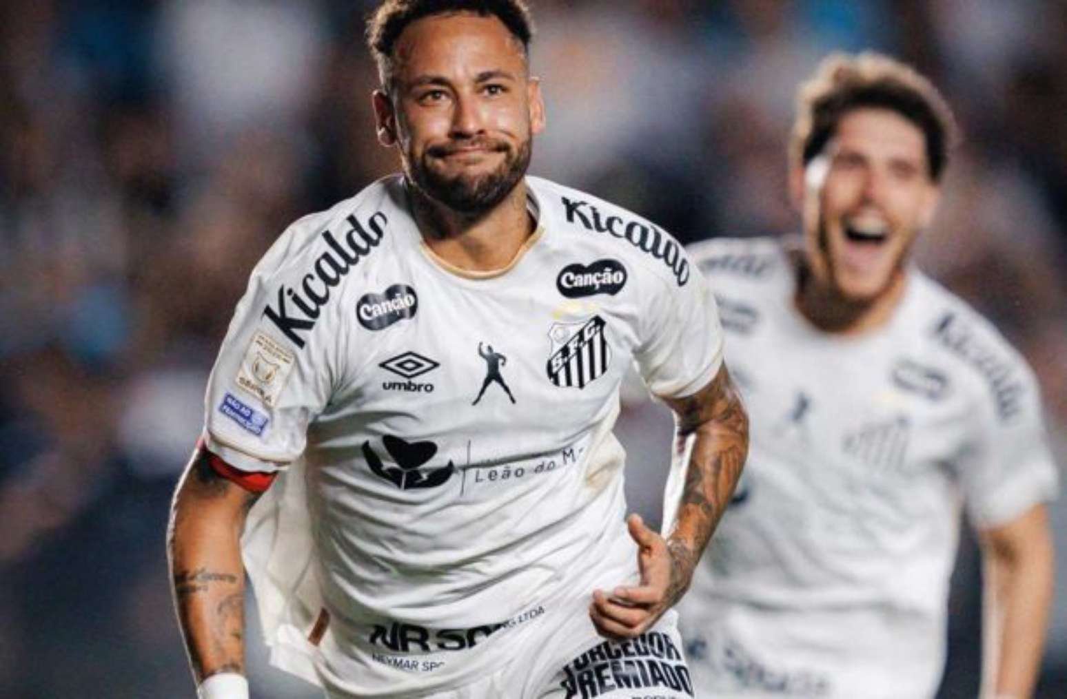 Momento em que Neymar fala com Nestor com a boca tapada –