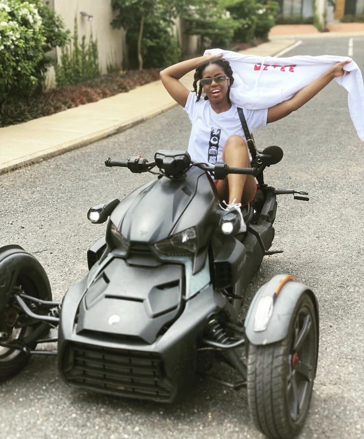 Mzvee shows her wealth as she displays expensive cars she owns (photos)