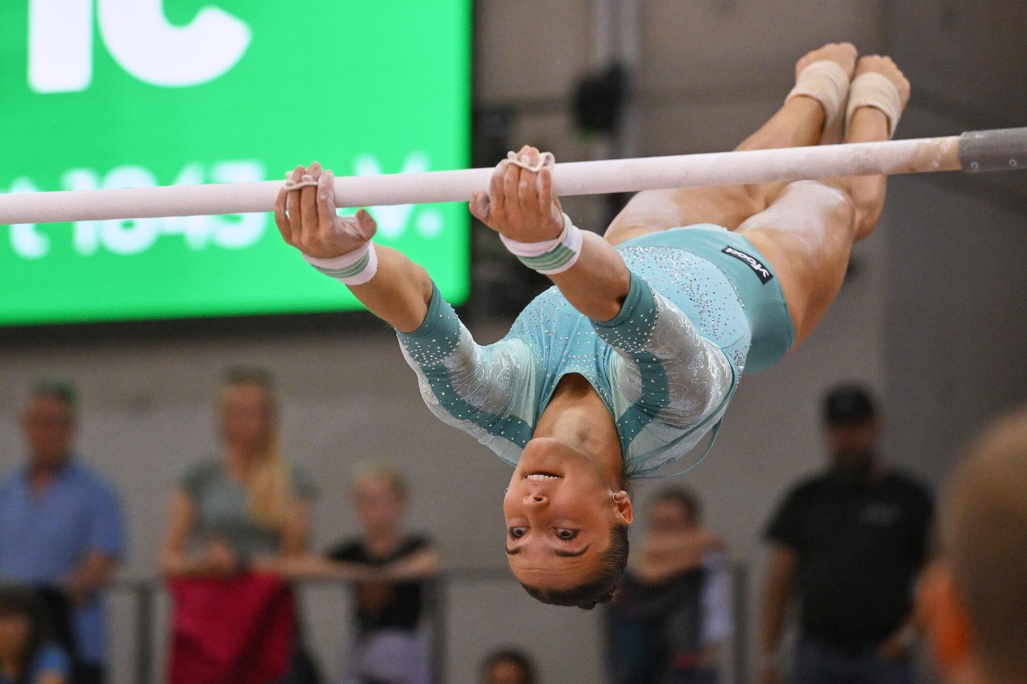 Helen Kevric turnt am Stufenbarren bei der WM in Rotterdam am Samstag um eine Medaille.