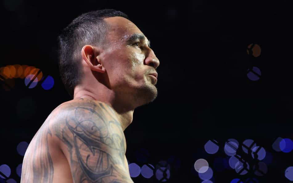 Max Holloway comemora vitória sobre Conor McGregor no UFC 329