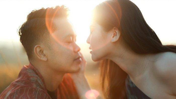 Potret manis Pre-wedding Anthony Ginting dan Mitzi Abigail di bukit Sumba.