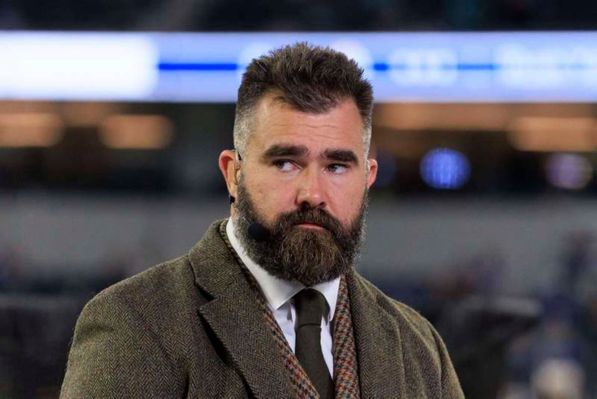 November 11, 2024, Inglewood, California, USA: Jason Kelce does commentary at the regular NFL, American Football Herren, USA season game between the Los Angeles Rams and the Miami Dolphins on Monday November 11, 2024 at SoFi Stadium in Inglewood, California. JAVIER ROJAS/PI Inglewood USA – ZUMAp124 20241111_zaa_p124_014 Copyright: xJavierxRojasx ©IMAGO/ZUMA Press Wire