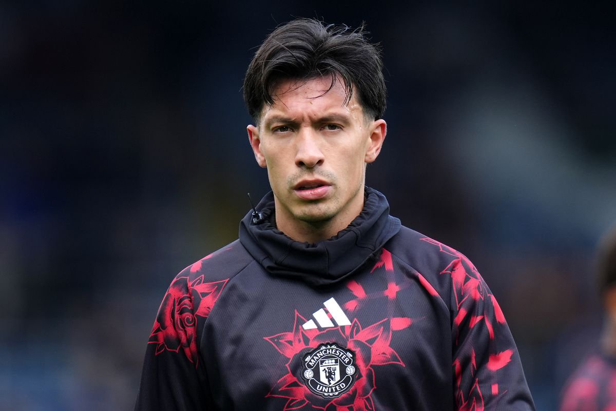 Lisandro Martinez looks with concentration