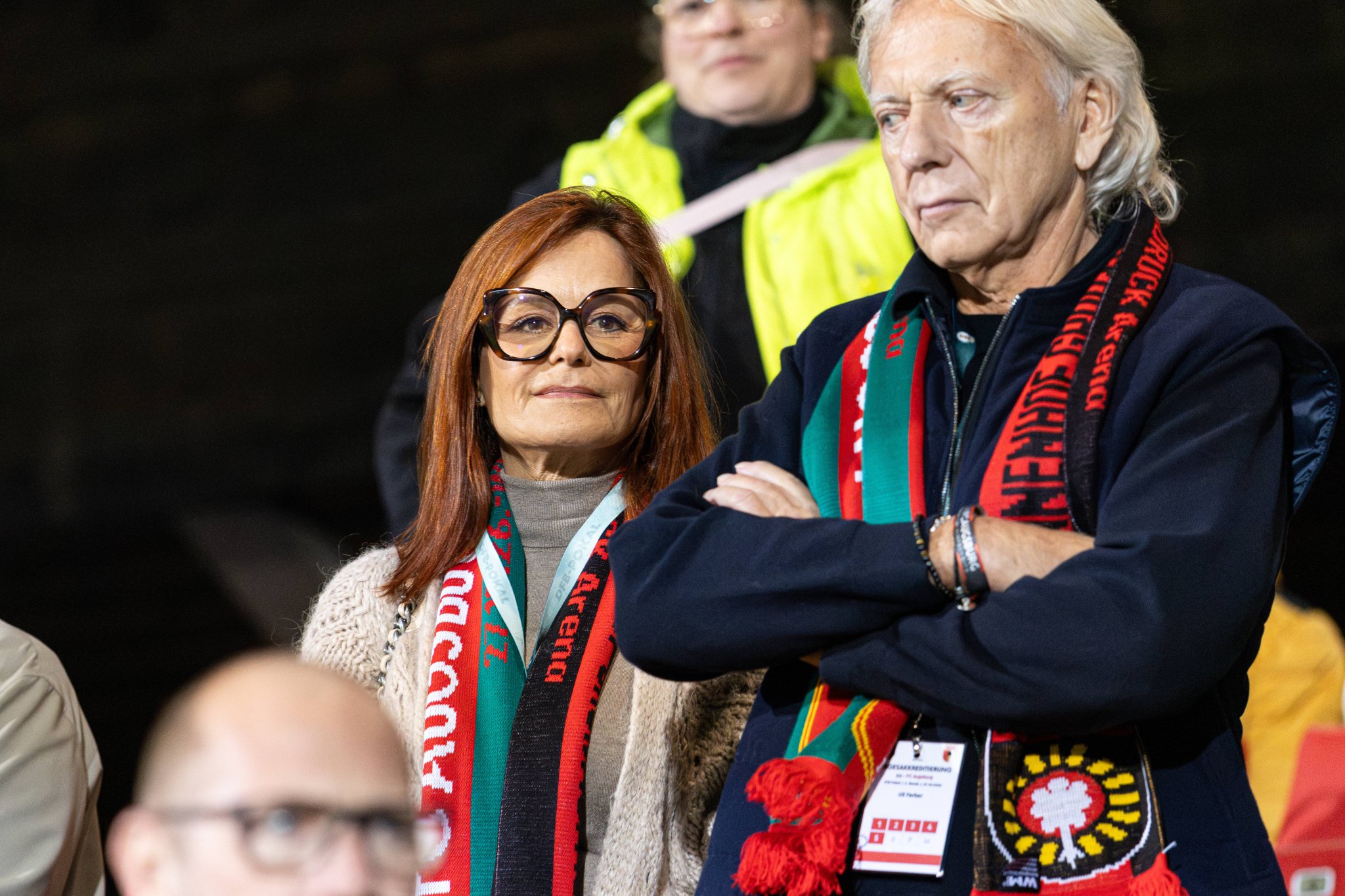 Andrea Berg und Uli Ferber mit Fan-Schals auf der Tribüne in Großaspach