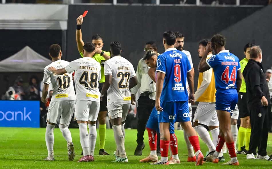 Neymar recebeu cartão vermelho do árbitro durante partida contra o Bahia - (Foto: Jota Erre/AGIF/Folhapress)