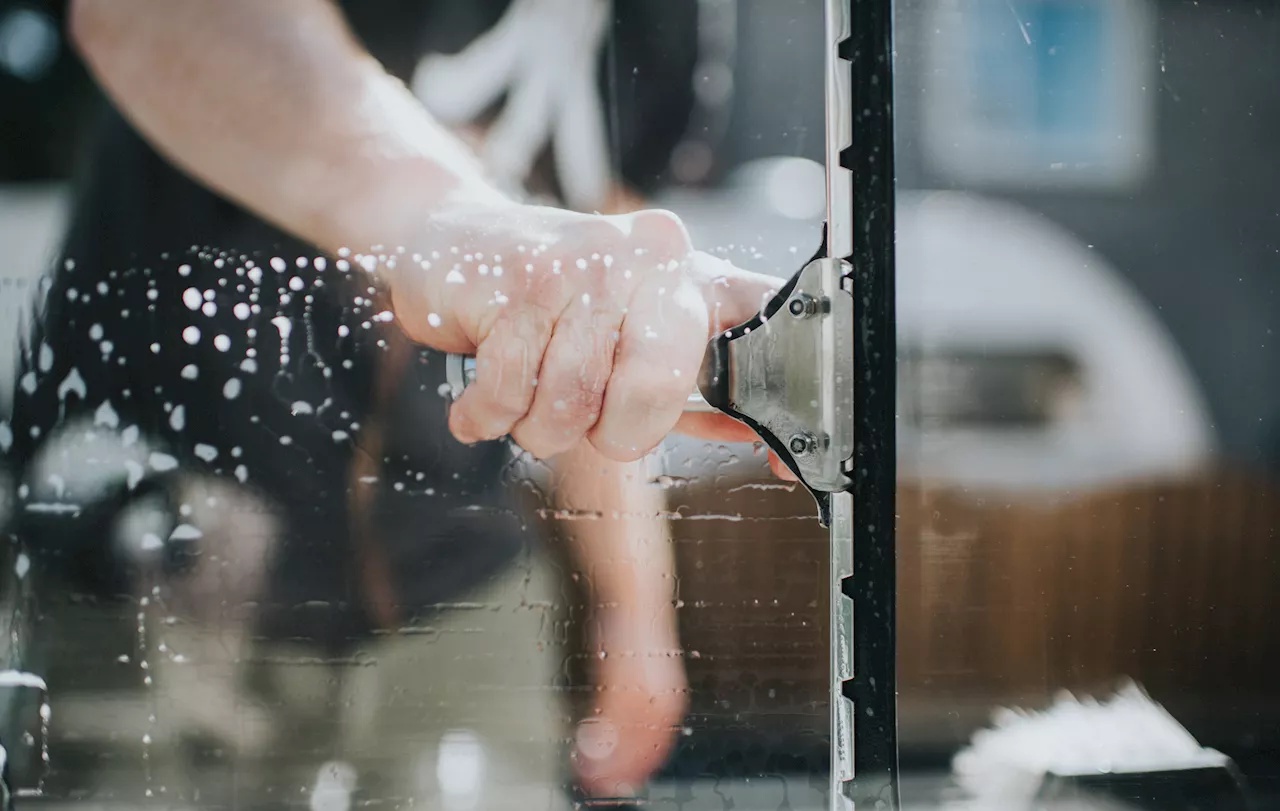 Sauber-Trick: Ein genialer Fensterreiniger steht im Bad