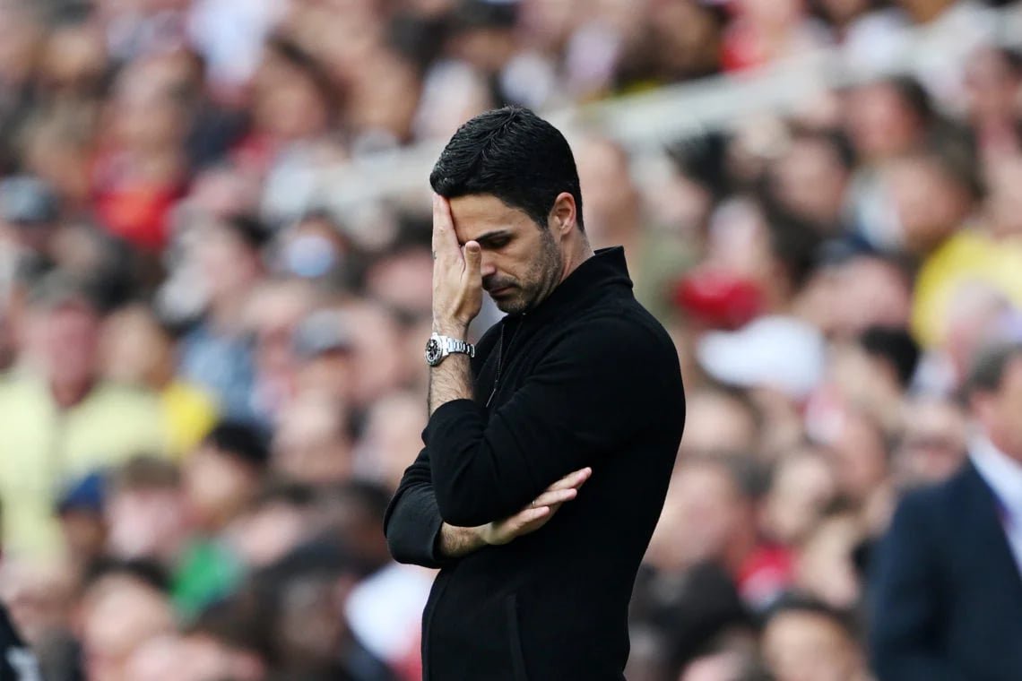 Mikel Arteta looking dejected during a game between Arsenal and Everton