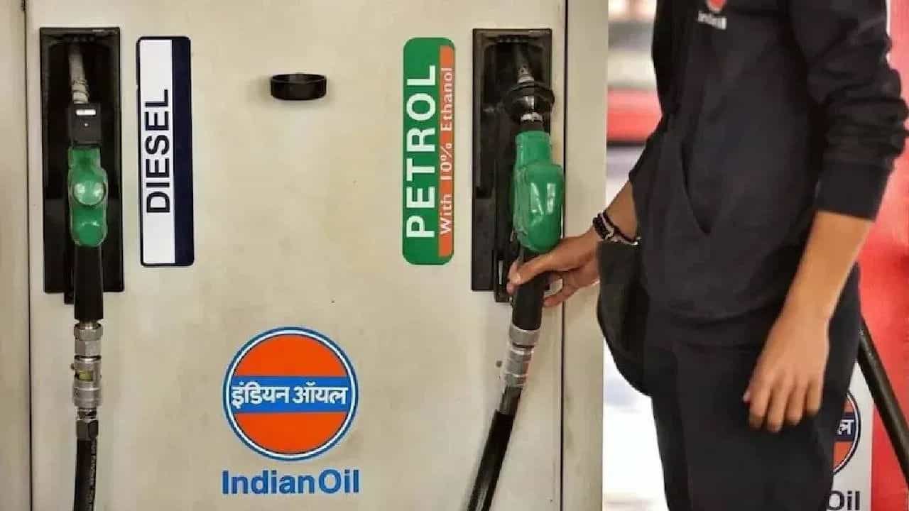 Petrol Diesel Price Today: कच्चे तेल की कीमतों में बड़ी गिरावट, आज क्या हैं पेट्रोल-डीजल के रेट?