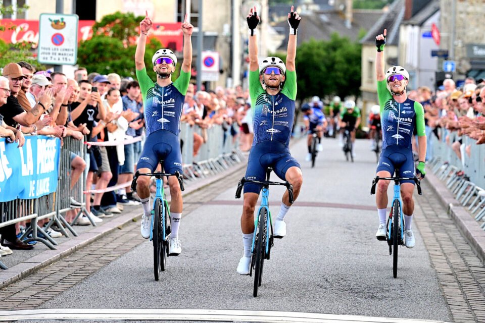 Matthieu Cordelier (au centre), Mattéo Viardot (à g.) et Toby Chatonnet (à d.) lèvent les bras en hommage à Johan Paque, l'ancien directeur sportif du Team Bricquebec Cotentin décédé le 30 août 2023, et dont cette course porte le nom.