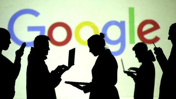 FILE PHOTO: Silhouettes of laptop and mobile device users are seen next to a screen projection of Google logo in this picture illustration taken March 28, 2018.  REUTERS/Dado Ruvic