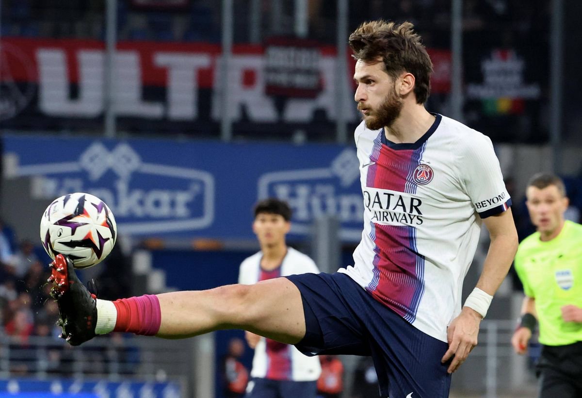 STRASBOURG, FRANCE - OCTOBER 17: Khvicha Kvaratskhelia #7 of Paris Saint-Germain in action during the Ligue 1 McDonald's 2026/27 match between Racing Club de Strasbourg Alsace and Paris Saint-Germain at Stade de la Meinau on October 17, 2026 in Strasbourg, France. (Photo by Xavier Laine/Getty Images)