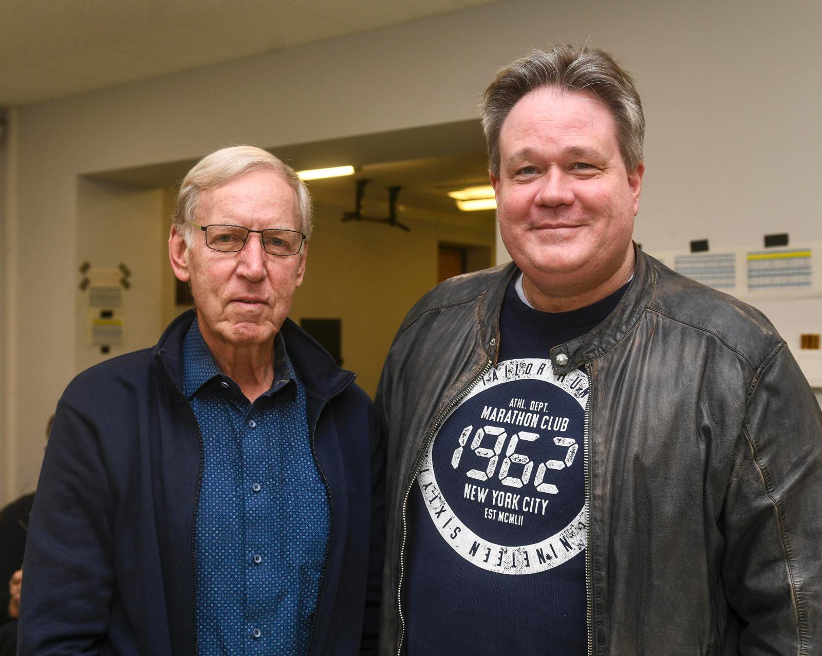 Roland Thele und Jens Schmigowski (v.li.) wurden für 50-jährige Mitgliedschaft geehrt. JHV der DJK Grün Weiß Werl. Foto: Thomas Nitsche