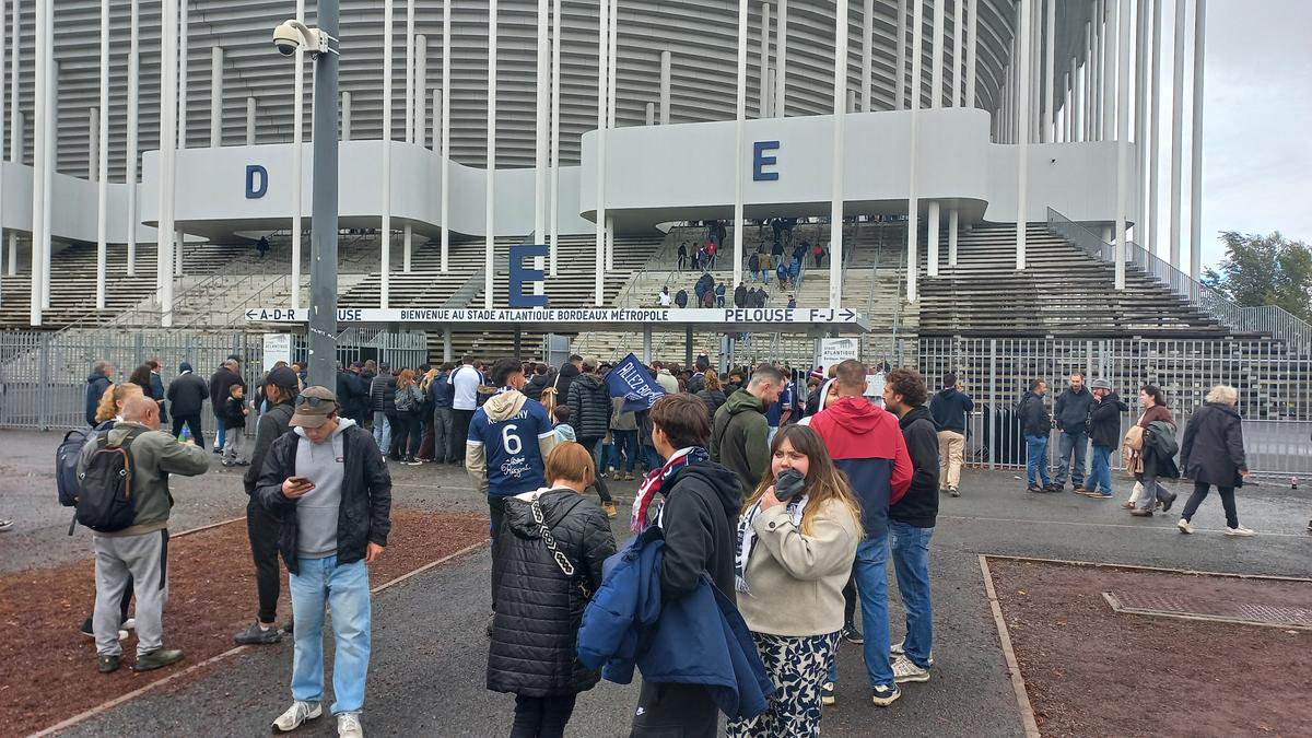 Des survêtements, des écharpes, ou des maillots de joueurs historiques portés par un bon tiers des supporters.