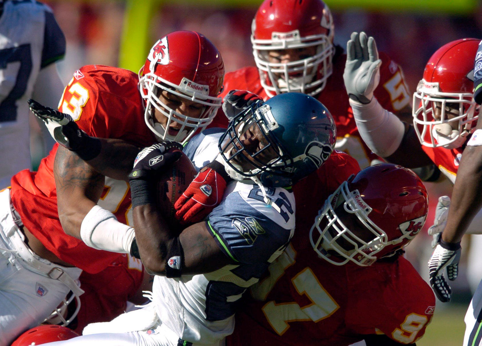Seattle Seahawks cornerback Jimmy Williams (C) is swarmed by Kansas City Chiefs defenders in the second half during their NFL football game at the Arrowhead Stadium in Kansas City, Missouri October 29, 2006. REUTERS/Dave Kaup (UNITED STATES)