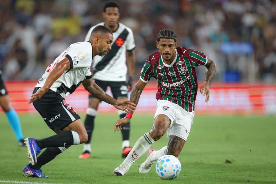John Kennedy, do Fluminense, disputando bola com Paulo Henrique do Vasco