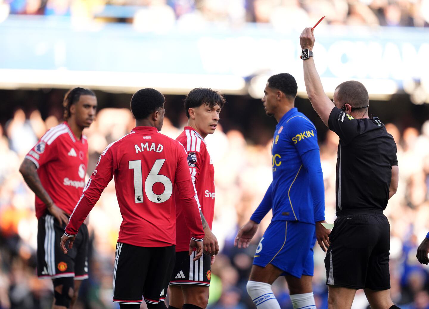 Peter Bankes sends off Manchester United’s Lisandro Martinez