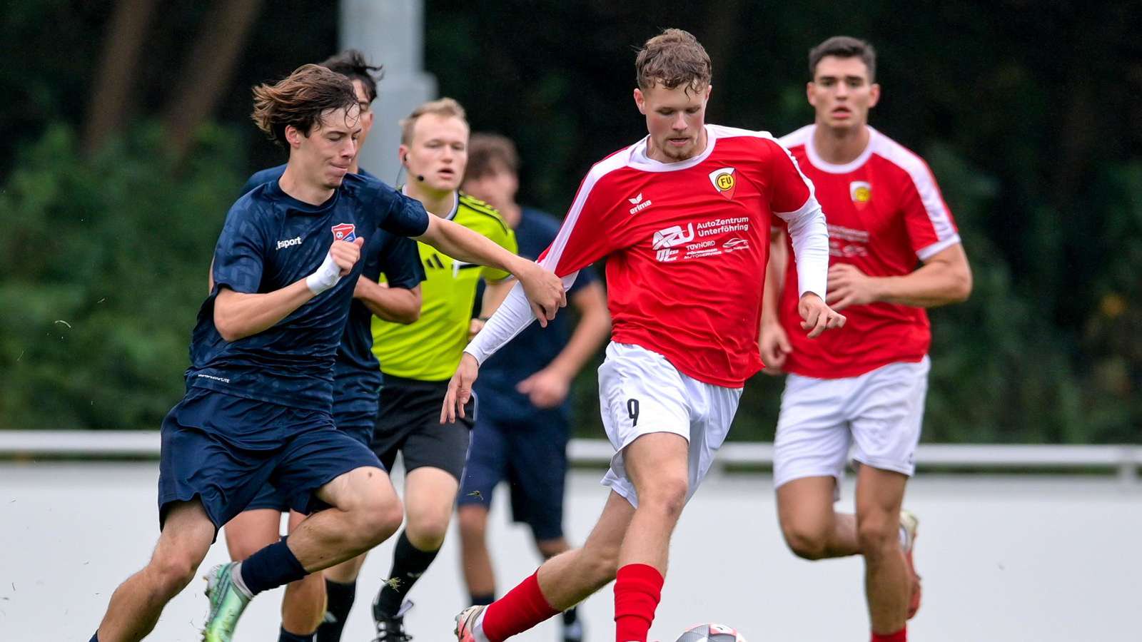 v.li.: Niklas Pfeiffer (Haching, 24) Erik Baer (FC Unterfoehring, 9) im Zweikampf, Duell, duel, tackle, Dynamik, Action, Aktion