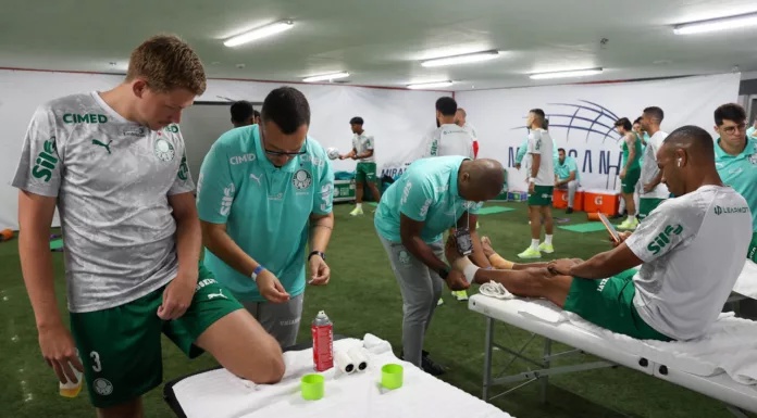 Abel Ferreira avalia mudanças no Palmeiras por desgaste físico e desfalques antes da decisão da Libertadores.